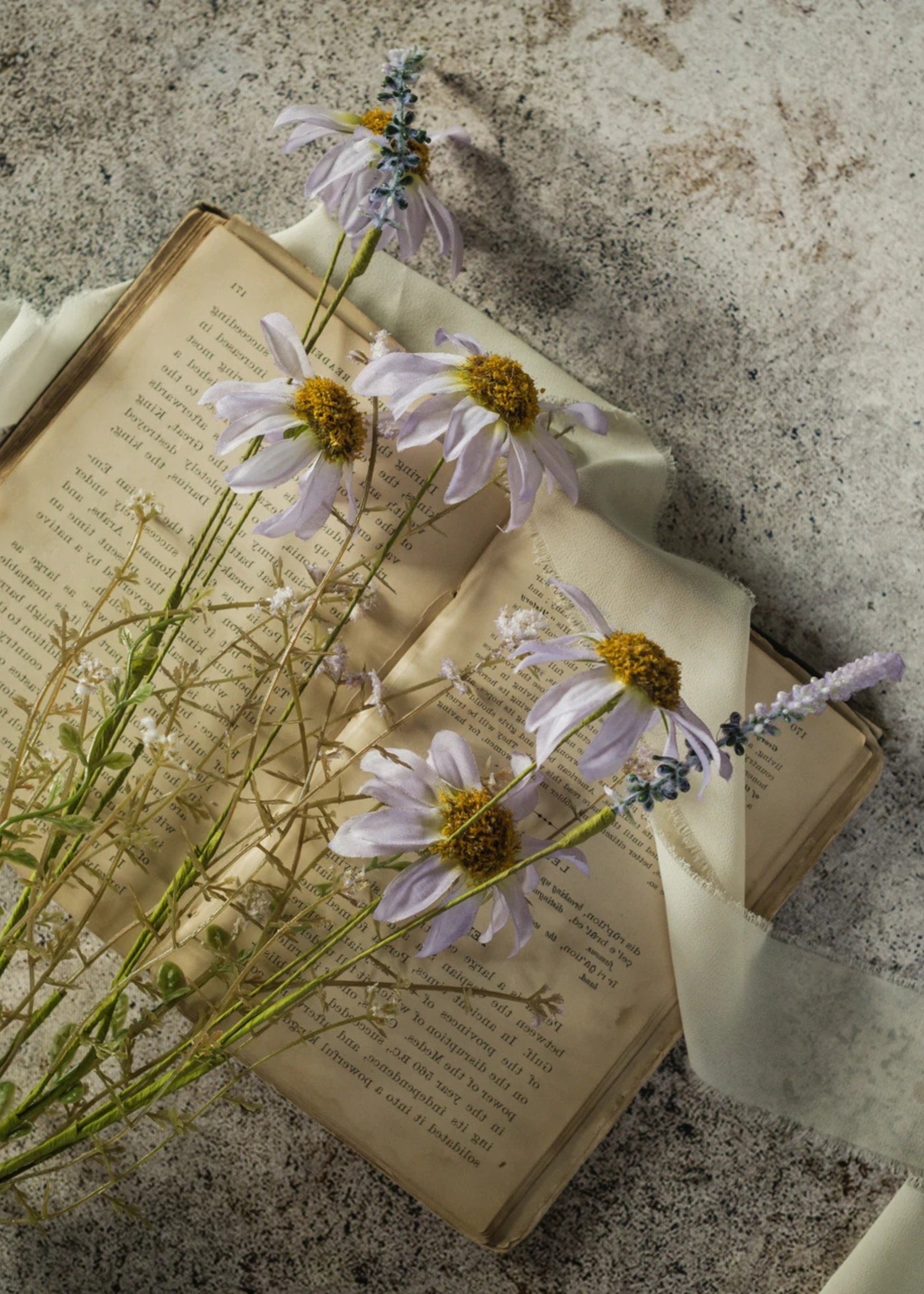 Fake Wildflower Daisy Spray in Pale Lavender - 22.5"